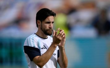 “¡De pedo no se rompió!”: Tagliafico hizo volar una cámara cuando le tocó su figurita del Mundial en una transmisión en vivo