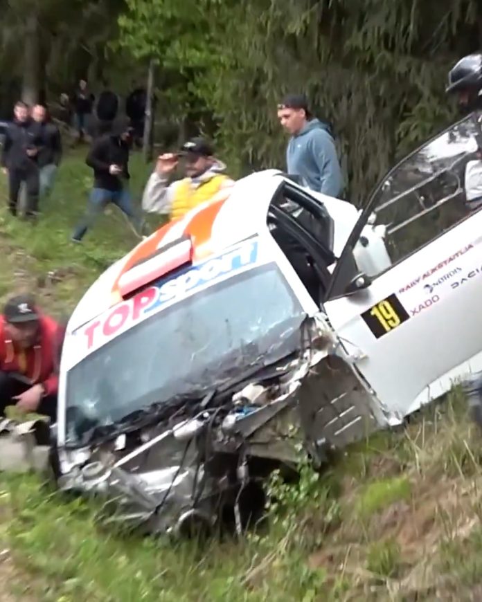 Dieron 10 vuelcos, destrozaron su coche en el rally y protagonizaron un milagroso accidente