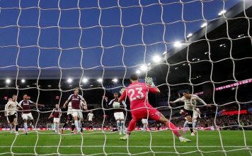 El festejo del Dibu Martínez con su familia tras la clasificación del Aston Villa a la Champions: el duelo de penales con su hijo
