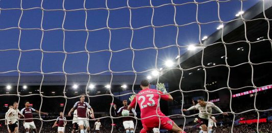 El festejo del Dibu Martínez con su familia tras la clasificación del Aston Villa a la Champions: el duelo de penales con su hijo