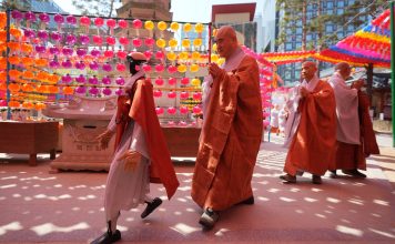 En Seúl faltan monjes budistas, así que ahora ordenan a robots