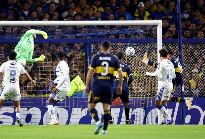 La patada “Kung Fu” de Merentiel con la que Boca Juniors abrió el marcador ante Cruzeiro: el gol de antología que le “robó” a Paredes