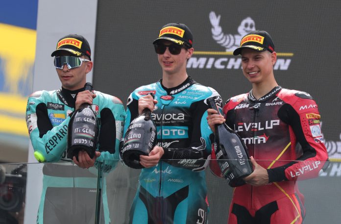 Los argentinos Valentín Perrone y Marco Morelli sufrieros caídas durante la carrera de Moto3 en Francia, pero sumaron puntos