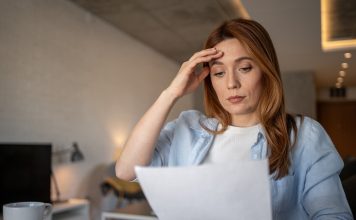 Miles de estudios científicos tienen citas inventadas por IA, revela un informe
