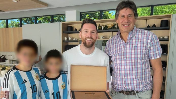Quién es Roly Santacroce, el intendente que pidió licencia para ir al Mundial 2026 con sus amigos