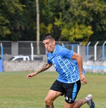 Ricky Centurión apareció en una transmisión en vivo desde la concentración de su equipo: cigarrillo y una confesión sobre Riquelme