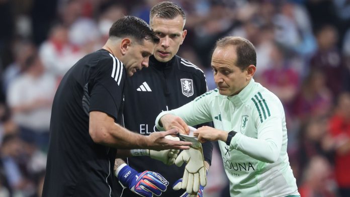 Se conoció la lesión que sufrió Emiliano Dibu Martínez en su dedo a menos de un mes del debut de Argentina en el Mundial