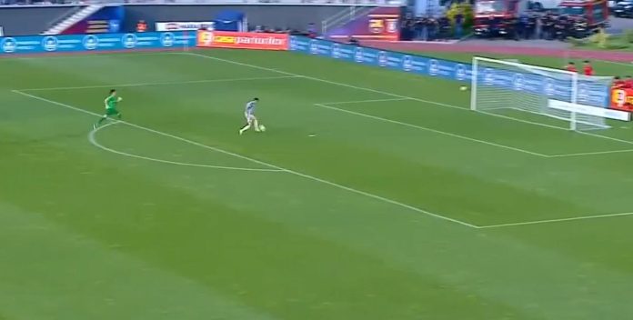 Un futbolista falló un gol imposible con el arco vacío y se viralizó en redes: “Tiene que retirarse”
