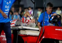 Alarma en Paraguay: una de las figuras del equipo de Gustavo Alfaro salió en camilla y llorando a una semana del debut en el Mundial