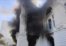 Cooperativistas prendieron fuego la entrada de la municipalidad de La Plata y rompieron vidrios