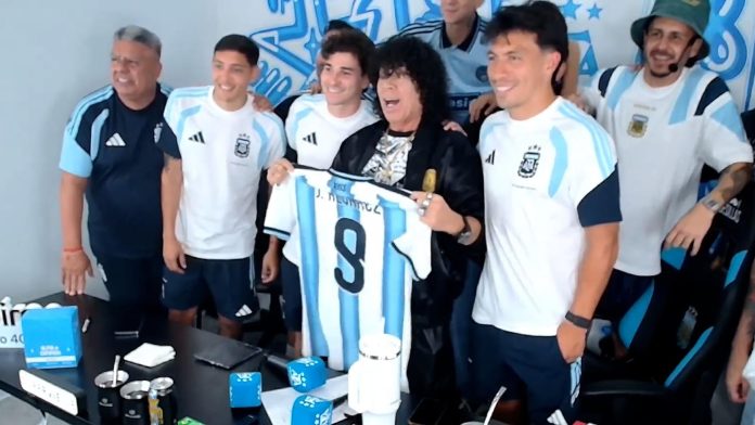 El gesto de la Mona Jiménez al encontrarse con los jugadores de la selección argentina: el regalo que le hizo Julián Álvarez