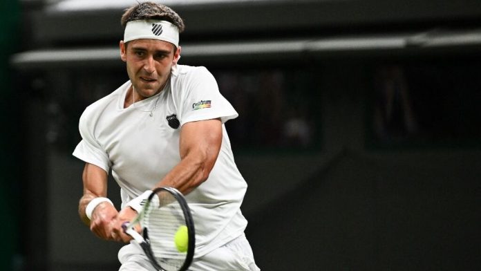 Francisco Cerúndolo arrancó con un triunfo en Queen’s y Tomás Etcheverry se despidió en Halle ante Daniil Medvedev