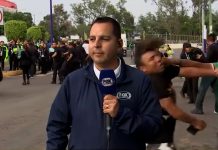 Insólito: un periodista daba un informe sobre el Mundial en la puerta del Azteca y dos fanáticos se pelearon a sus espaldas