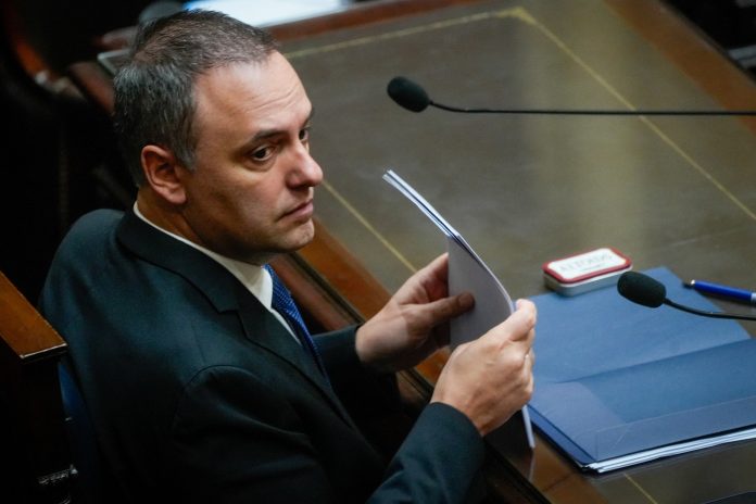 La declaración jurada de Adorni: dijo que ganó USD 513