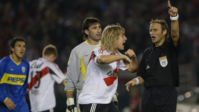 La desopilante reacción de Baldassi luego de que el Turco Husaín y Maxi López le reclamaran un penal en un histórico Superclásico