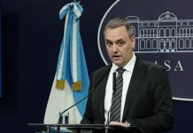 La explicación de Adorni tras presentar su declaración jurada: “Ahorramos en negro, como todos los argentinos”