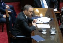 La oposición busca el número para abrir el debate mañana en Diputados e interpelar a Adorni
