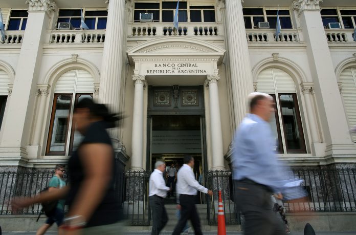 Los empleados bancarios recibirán otro aumento en mayo: a cuánto llegará el monto récord del salario inicial