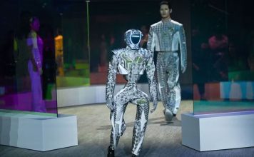 Los robots humanoides llegaron al mundo de la moda y compartieron pasarela con modelos en un desfile