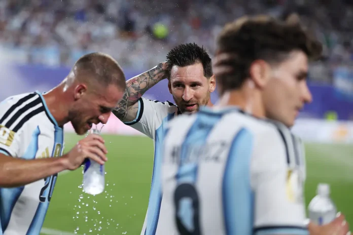 mac-allister-messi-y-julian-alvarez-durante-la-TBA26DCY4BCSNPF3ODEZPT637M