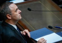 Manuel Adorni en su hora más difícil: el fuego amigo, la presión de los aliados y el respaldo de Milei