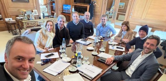 Manuel Adorni retoma su agenda con una reunión de la Mesa Política y busca una foto de apoyo tras presentar su declaración jurada