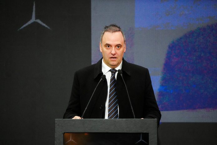 Manuel Adorni se quedó sin apoyo y presionan para que renuncie si Milei no lo echa
