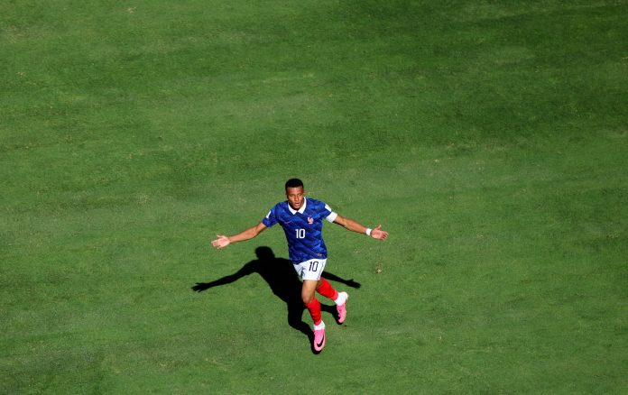 Mbappé, estelar: los dos récords que rompió con sus golazos ante Senegal en el inicio del Mundial y la corona que disputa con Messi