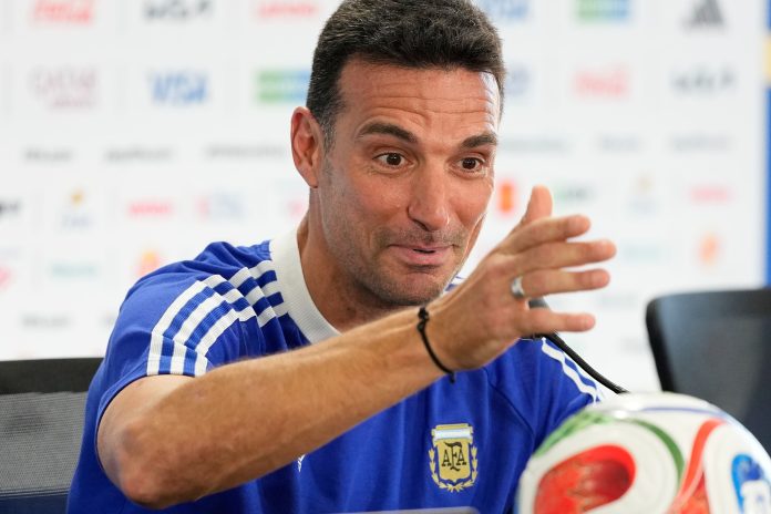 Palermo contó el detrás de escena de su conmovedor encuentro con Scaloni en la conferencia: “Yo soy medio sensible”