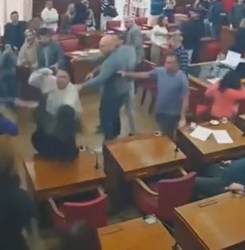 Patadas, empujones y trompadas a una mujer: escándalo entre taxistas y choferes de apps en el Concejo Deliberante de Mar del Plata