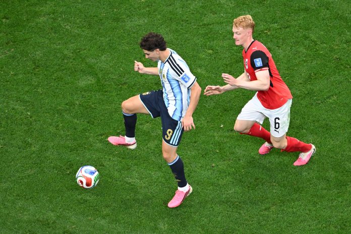 Por qué todos los futbolistas del Mundial usan botines fucsia