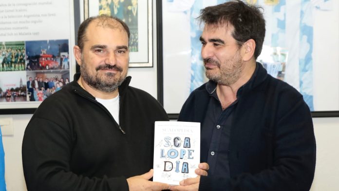 Pujato, la ruta 33 y una enciclopedia en tiempos mundialistas: la “Scalopedia” busca el secreto del ciclo argentino en el pueblo del DT