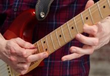 Quién fue el guitarrista que inventó la técnica del tapping