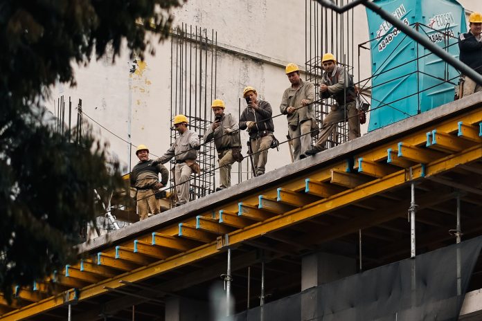 Reforma laboral: el Gobierno amplió a 446 la cantidad de convenios colectivos que deberán renegociar empresarios y sindicalistas