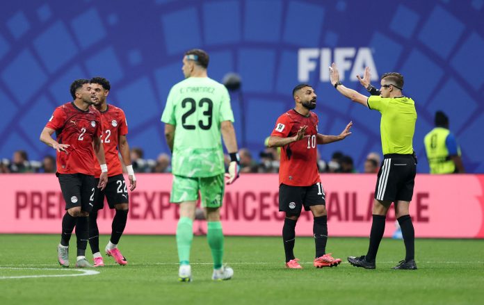 Contundente respaldo de la FIFA tras las críticas a los árbitros de Argentina-Egipto: “Las acusaciones infundadas no tienen cabida”