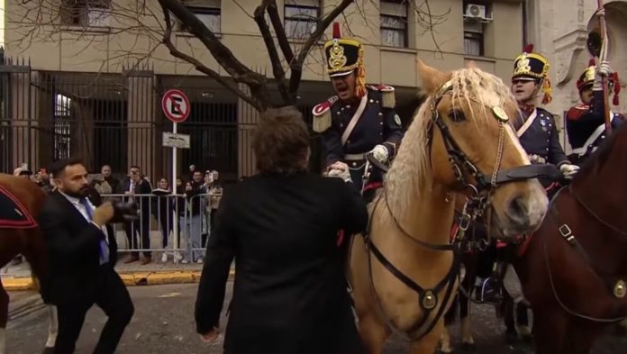 El efusivo canto de la Marcha de San Lorenzo que hizo Javier Milei junto a un granadero