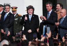 El giro forzado de Milei hacia los moderados: el Gobierno busca al tercio que puede definir la reelección