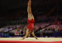 Escalofriante caída de un gimnasta inglés en los Juegos de la Commonwealth: fue trasladado de urgencia al hospital