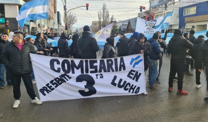 Fracasó la negociación salarial con la Policía de Santa Cruz y el Gobierno denunció hechos de violencia