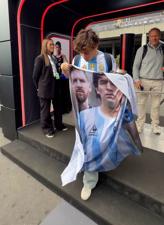 Franco Colapinto llegó al Gran Premio de Bélgica con una bandera de Messi y Maradona antes de la final del Mundial 2026