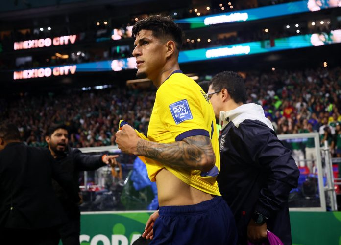 Hincapié se tapó la boca y fue expulsado por la “Ley Vinicius-Prestianni” en México-Ecuador por 16avos de final del Mundial