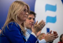 Kicillof reunió a intendentes propios y dijo estar dispuesto a competir internamente contra el kirchnerismo