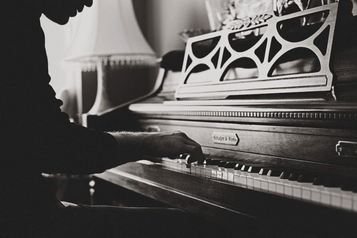 La canción que necesita 14 pianistas para ser tocada