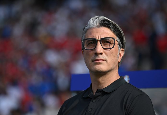 La faceta desconocida del entrenador de Suiza: el “sex symbol” de las gafas virales al que comparan con estrellas de Hollywood