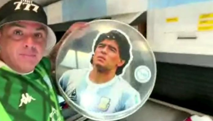 La insólita maniobra de un hincha argentino: pidió prestado un bebé para entrar al último partido de la Selección en EEUU