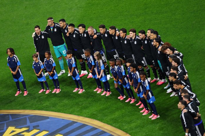 La leyenda que ideó el nuevo formato de los himnos para el Mundial 2026, que tuvo su secuencia más intensa en Argentina-Inglaterra