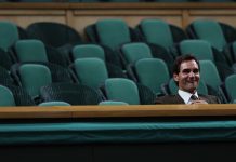 La solitaria imagen de Roger Federer en las tribunas de Wimbledon durante un partido que recorre el mundo