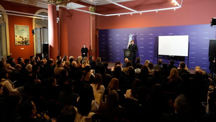 Milei busca instalar su agenda, pero choca con los límites de sus proyectos, el clima del Congreso y el Mundial