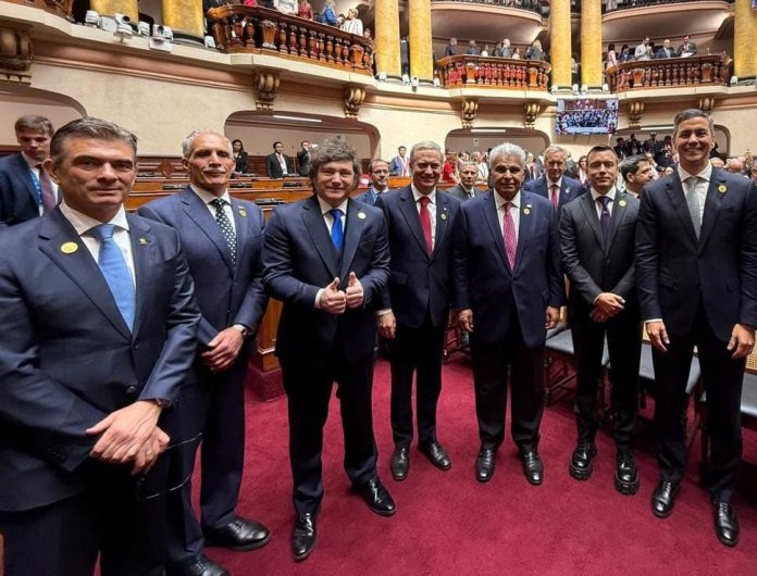 Milei quiere capitalizar el momento regional y armar una “cumbre azul” con líderes de derecha en la Argentina