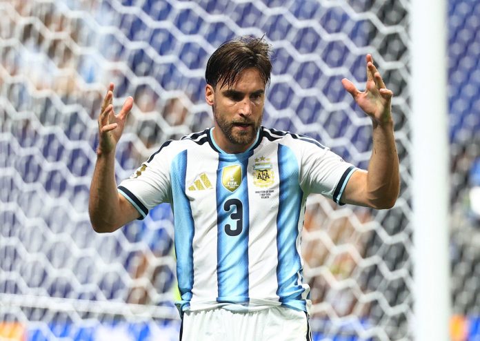 Pasticceria Tagliafico: buscando raíces, el jugador de la Selección se cruzó en Génova con un posible pariente de 84 años